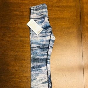 NWT  Lululemon Size 4 Wunder Under 7/8 Tight
